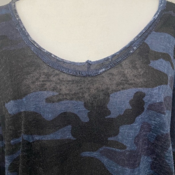 KAKTUS women's L muted blue camo print roll tab tunic with side slits EUC - Picture 2 of 7